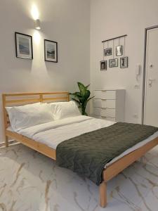 Un dormitorio con una cama grande con marco de madera. en Dimora San Mario, en Portici