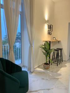 Una sala de estar con un sofá y una mesa y una ventana. en Dimora San Mario, en Portici