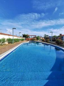 ein großes blaues Schwimmbecken in einer Stadt in der Unterkunft Valle Alegre in El Valle del Espíritu Santo