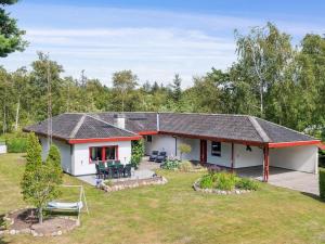une maison blanche avec un toit rouge dans l'établissement Holiday Home Hakon - 550m from the sea by Interhome, à Gedser