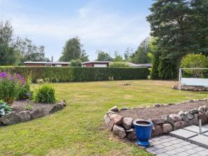 un jardin avec un mur de soutènement et un but dans l'établissement Holiday Home Hakon - 550m from the sea by Interhome, à Gedser