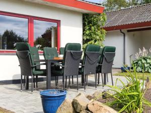 un groupe de chaises autour d'une table dans une cour dans l'établissement Holiday Home Hakon - 550m from the sea by Interhome, à Gedser 20 autres photos