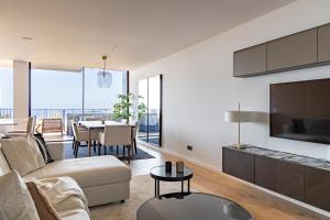 a living room with a couch and a tv and a table at Belle Mar by MP in Canidelo