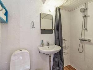 Ένα μπάνιο στο Holiday Home Keimo - 1-3km from the sea by Interhome
