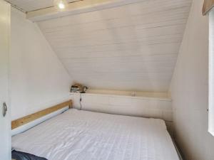 Ένα ή περισσότερα κρεβάτια σε δωμάτιο στο Holiday Home Keimo - 1-3km from the sea by Interhome