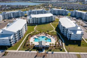 una vista aérea de un complejo de apartamentos con piscina en Storey Lake condos by Une Homes, en Kissimmee