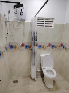 a bathroom with a shower and a toilet in it at Yesumishi Airport Villas - Transit Hotel Katunayake in Seeduwa