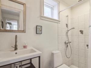 Bilik mandi di Apartment Marisol - 700m from the sea by Interhome
