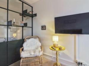 Televisyen dan/atau pusat hiburan di Apartment Marisol - 700m from the sea by Interhome +11 gambar