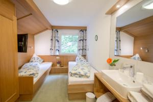 Postel nebo postele na pokoji v ubytování Ferienwohnung Pension Tirol