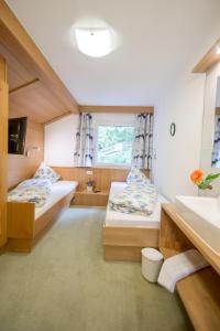 Postel nebo postele na pokoji v ubytování Ferienwohnung Pension Tirol
