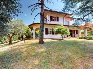 Zahrada ubytování Valentine Lakeside Villa by Bookinggardalake