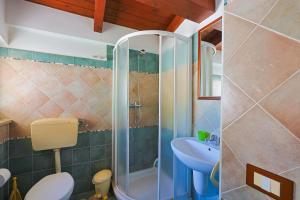 ein Badezimmer mit Dusche, Toilette und Waschbecken in der Unterkunft Bed And Breakfast Sciarammola in Patti + 46 Fotos