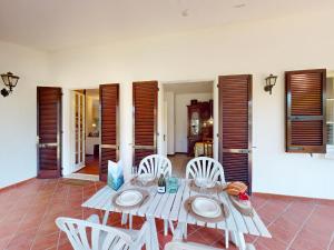 Patio nebo venkovní prostory v ubytování Valentine Lakeside Villa by Bookinggardalake