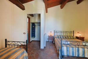 ein Schlafzimmer mit zwei Betten und ein Flur in der Unterkunft Bed And Breakfast Sciarammola in Patti