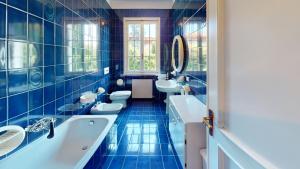 Posezení v ubytování Valentine Lakeside Villa by Bookinggardalake + 67 fotografií
