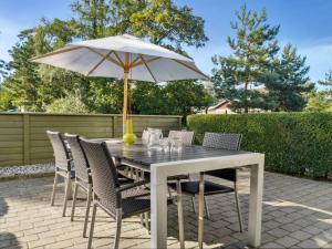 Zahrada ubytování Apartment Sophy - 150m from the sea by Interhome