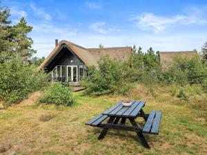 einem Picknicktisch vor einem Haus in der Unterkunft Holiday Home Awenasa - 4-1km from the sea by Interhome in Nørre Nebel