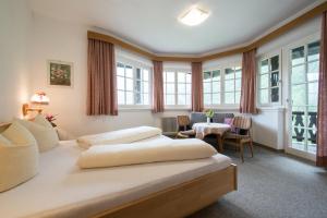 Postel nebo postele na pokoji v ubytování Ferienwohnung Pension Tirol