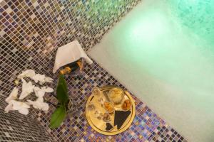 stół z talerzem jedzenia obok basenu w obiekcie Hotel Tiro a Volo w mieście Pozzuoli