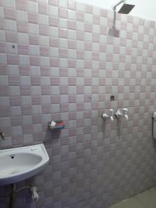 Un baño con lavabo y una pared de azulejos blancos. en Hotel Premium Rk madhav Residency - Near Prem mandir - Chaar Dham - Centrally Located- Bus And Car Parking Available, en Vrindāvan 10 fotos más