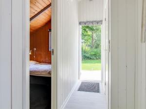 une porte ouverte menant à une chambre avec un lit dans l'établissement Holiday Home Arnsten by Interhome, à Ansager