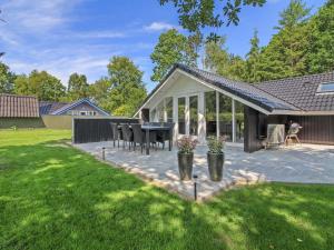 un patio avec une table et des chaises dans une cour dans l'établissement Holiday Home Arnsten by Interhome, à Ansager