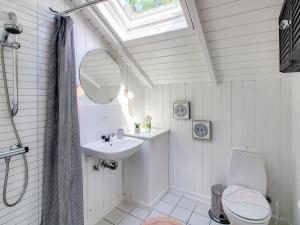 une salle de bain avec un lavabo et des toilettes et une fenêtre dans l'établissement Holiday Home Arnsten by Interhome, à Ansager 16 autres photos