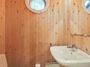 Ένα μπάνιο στο Holiday Home Muriel - 1-1km from the sea by Interhome