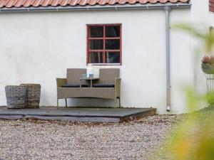 HadsundにあるHoliday Home Bertold - 100m from the sea by Interhomeの家の前の椅子2脚とテーブル +20枚の写真