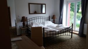 Postel nebo postele na pokoji v ubytování Hotel BouCZECH