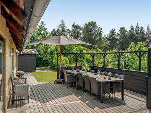 ヘンネ・ストランドにあるHoliday Home Lavrans - 2-5km from the sea by Interhomeのパティオ(テーブル、傘付)