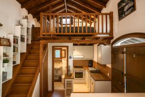eine Küche mit Holzböden und einer Holztreppe in der Unterkunft Romantic Pergamonto Cottage, private Pool & SeaView in Skopelos + 13 Fotos