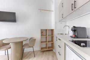 Η κουζίνα ή μικρή κουζίνα στο Mykeypers- Luxury Studio 2P - Malakoff 14 +10 φωτογραφίες