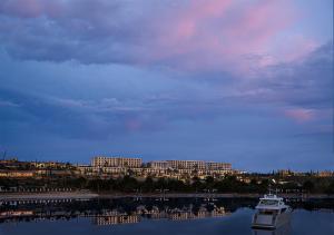 una barca in acqua davanti a un edificio di Akra Didim Resort & SPA a Didim
