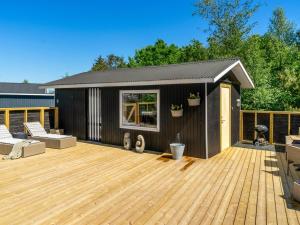 Το κτήριο όπου στεγάζεται  η παραθεριστική κατοικία +14 φωτογραφίες