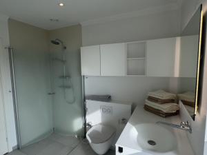 Koupelna v ubytování Apartment Volmar - 10m from the sea by Interhome + 7 fotografií