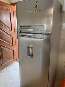 a silver refrigerator in a kitchen with a sticker on it at Casa de Campo, no Paraiso, 3,5 KM da UFV e 6 KM do centro de Viçosa in Viçosa +6 photos