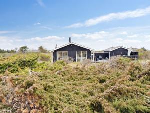 una casa in mezzo a un campo di Holiday Home Zina - 600m from the sea by Interhome a Hjørring