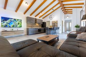 un soggiorno con un divano e un tavolo di Holiday House Edera a Bale (Valle)