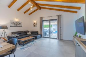 un soggiorno con un divano e un tavolo di Holiday House Edera a Bale (Valle)