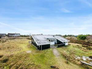 una vista aérea de una casa en un campo en Holiday Home Josef - 950m from the sea by Interhome, en Fanø 18 fotos más