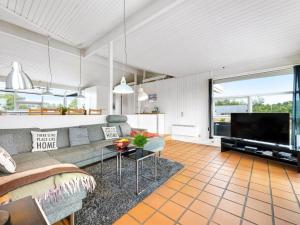 Una sala de estar con un sofá y un televisor de pantalla plana. en Holiday Home Josef - 950m from the sea by Interhome, en Fanø