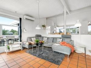 una sala de estar con un sofá y una mesa en Holiday Home Josef - 950m from the sea by Interhome, en Fanø