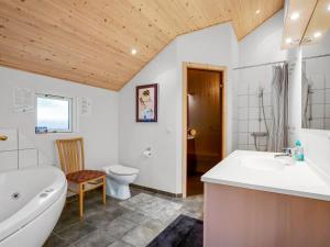 un bagno con vasca, lavandino e WC di Holiday Home Silke - 600m from the sea by Interhome a Rødby