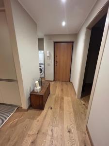 - un couloir doté de parquet et d'une porte dans l'établissement Il Girasole, à Aoste