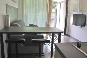 ein Wohnzimmer mit Tisch und Couch in der Unterkunft côté plage in Propriano