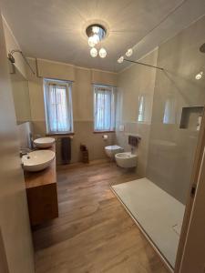 - une grande salle de bains avec 2 lavabos et 2 toilettes dans l'établissement Il Girasole, à Aoste