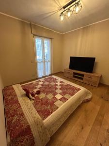 une chambre avec un lit et une télévision à écran plat dans l'établissement Il Girasole, à Aoste 5 autres photos