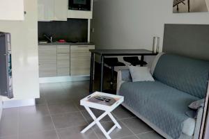 ein Wohnzimmer mit Sofa und Tisch in der Unterkunft côté plage in Propriano + 23 Fotos